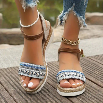 Iscelyn – Boho Plateau-Sandalen mit Knöchelriemen