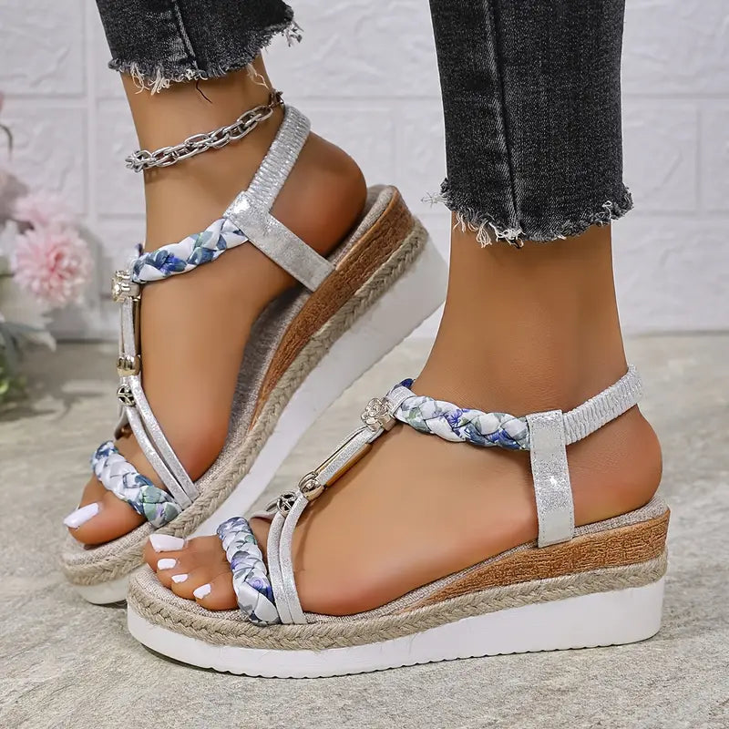 Mirabel – Boho-Plateausandalen mit geflochtenem Anhänger