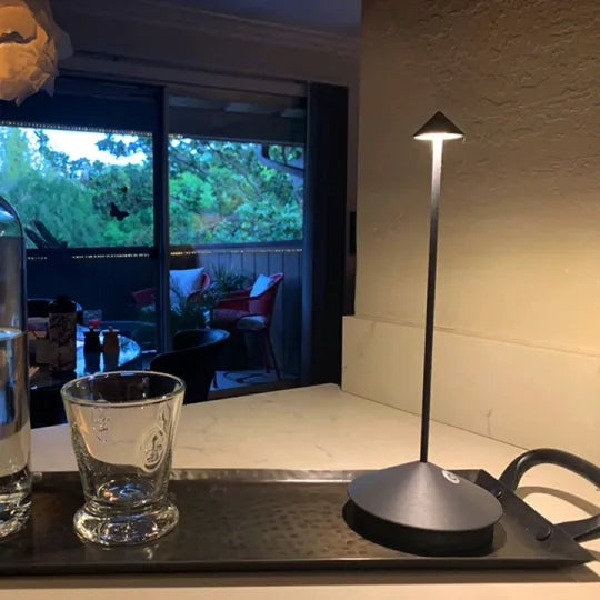 Elegante LED-Tischlampe für Restaurants – Warmweißes Licht, kabellos, dimmbar