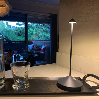 Elegante LED-Tischlampe für Restaurants – Warmweißes Licht, kabellos, dimmbar