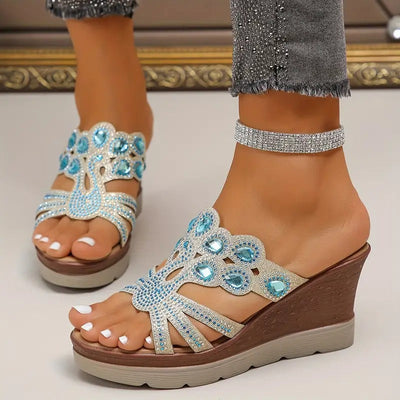 LUMARA – STRASS-KEILABSATZSANDALEN MIT KOMFORTSOHLE