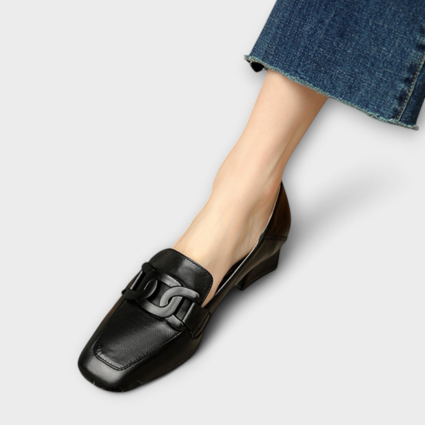Almira – Elegante Loafers mit Statement-Kette