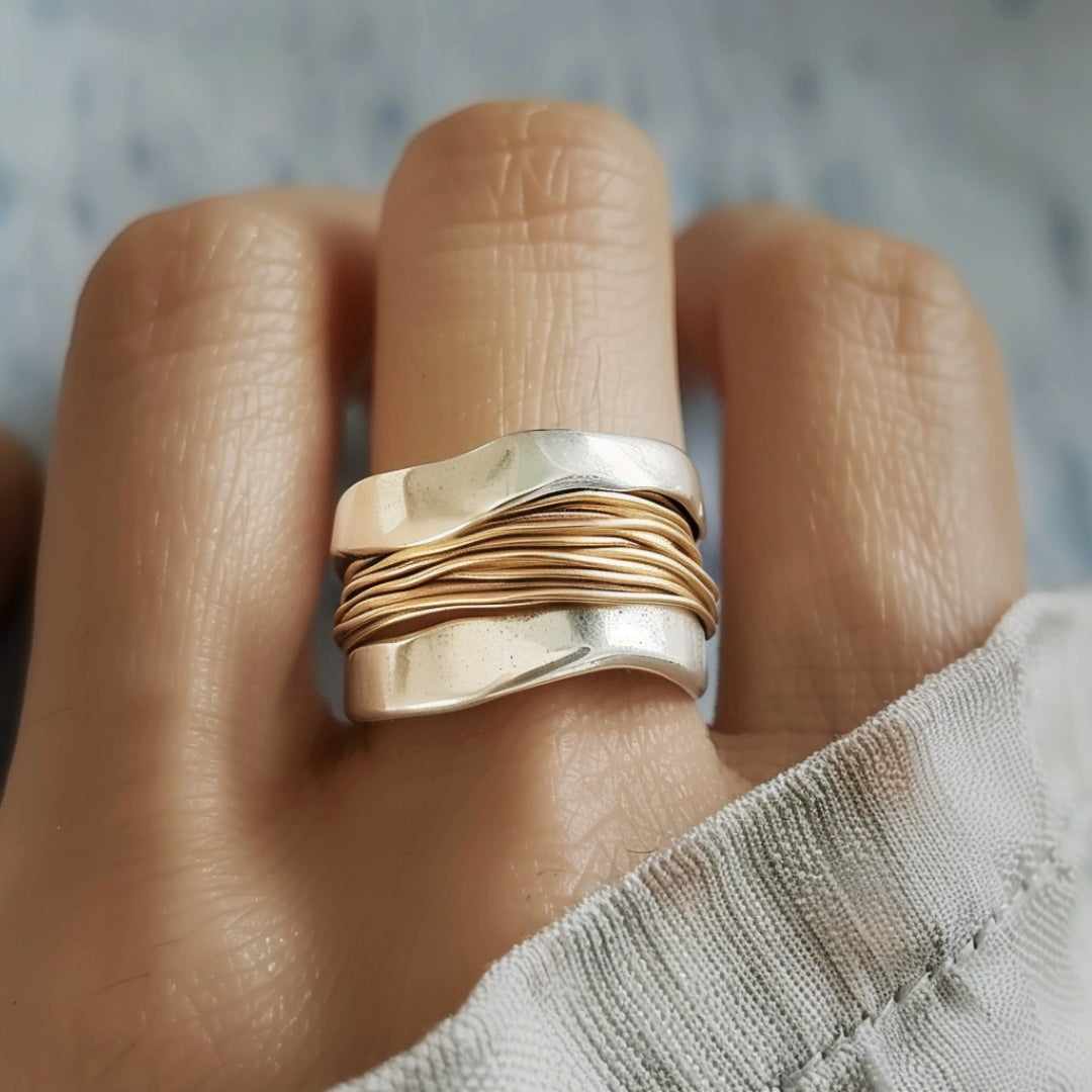 Silberring mit goldenen Fäden