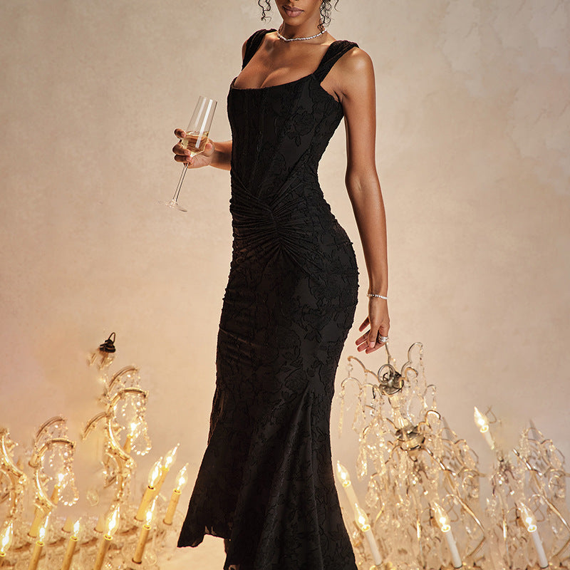 Schulterfreies Spitzen-Abendkleid mit figurbetonter Passform