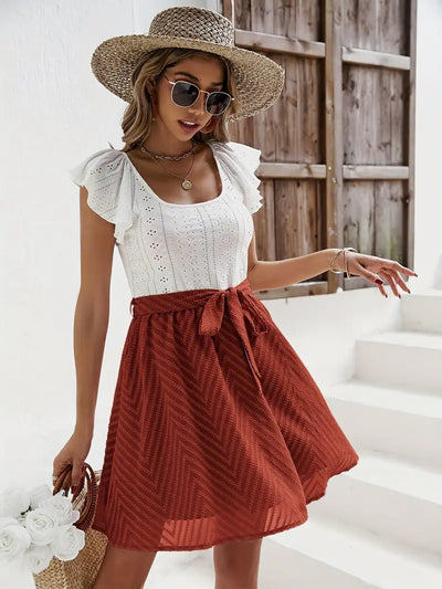 Caliah – Charmantes Kleid mit Rüschenärmeln und Ösen
