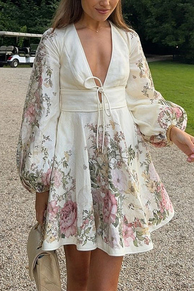 Olive |   Geblümtes Minikleid in A-Linie - Elegant und schick