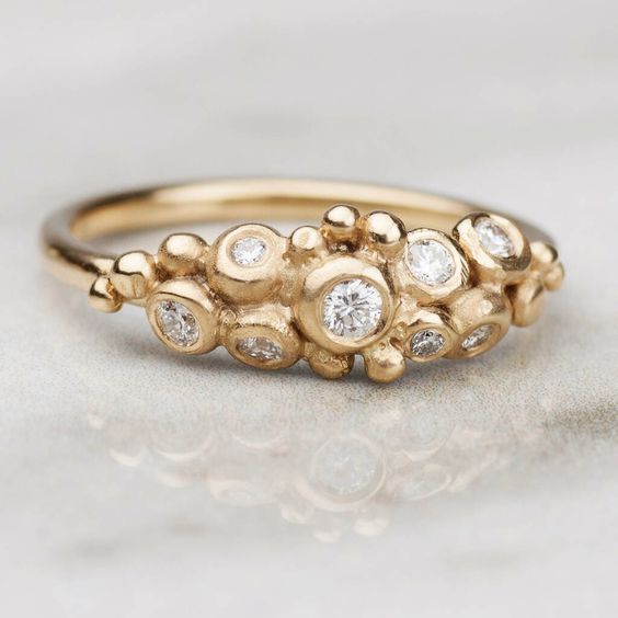 Geschmiedeter Ring mit Vintage-Zirkonia in Gold