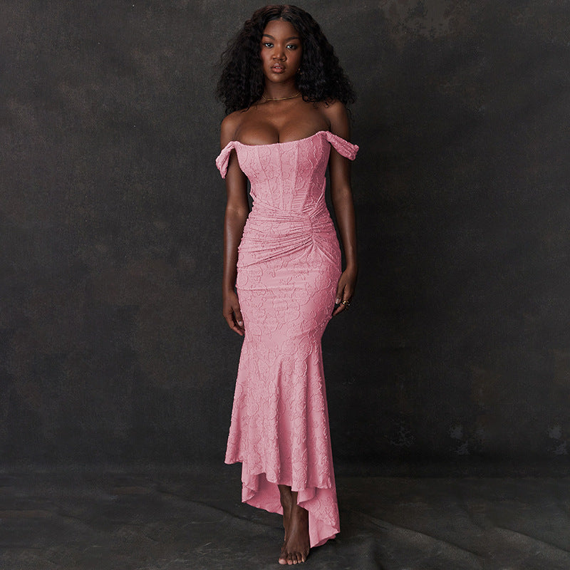 Schulterfreies Spitzen-Abendkleid mit figurbetonter Passform