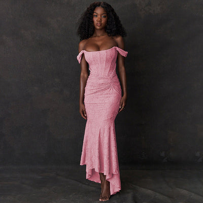 Schulterfreies Spitzen-Abendkleid mit figurbetonter Passform