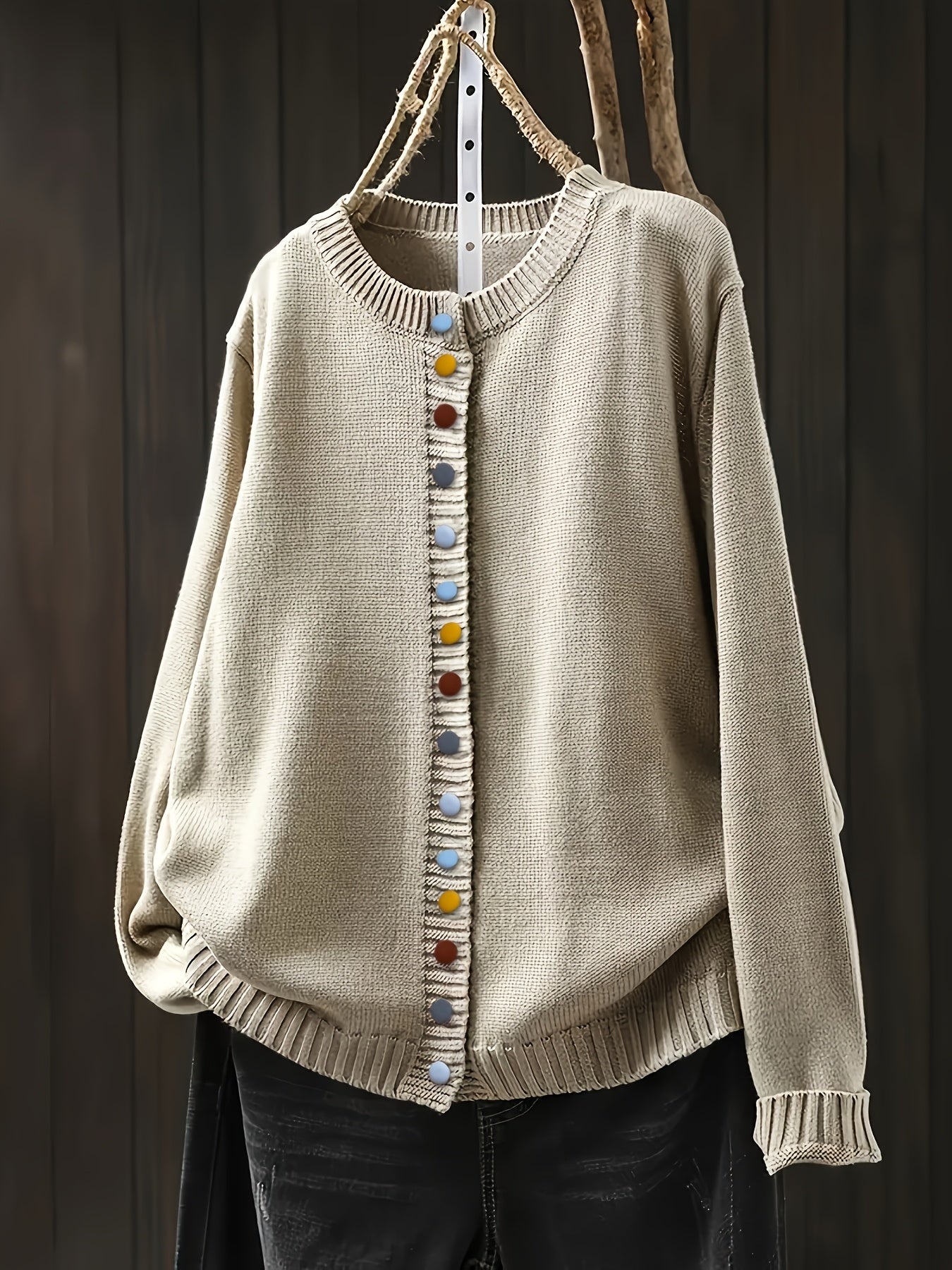Gunilla – Strickjacke mit dekorativen Knöpfen