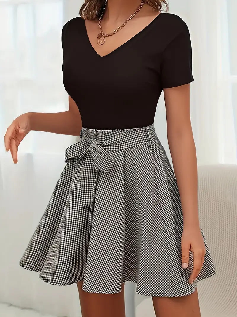 Merlina – Klassisches V-Ausschnitt-Kleid mit Gingham-Rock