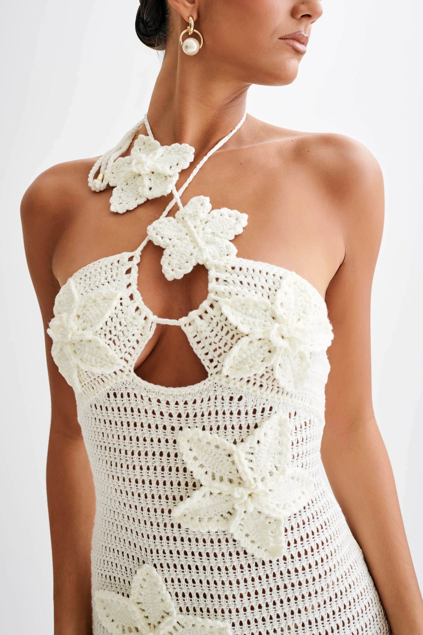 Häkel-Maxikleid mit Blumenapplikationen und Neckholder für Damen