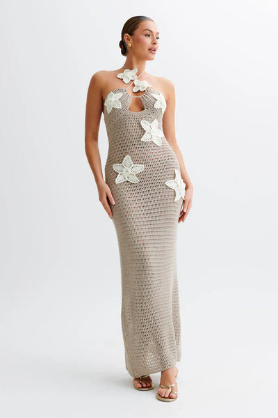 Häkel-Maxikleid mit Blumenapplikationen und Neckholder für Damen