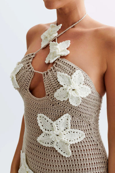 Häkel-Maxikleid mit Blumenapplikationen und Neckholder für Damen