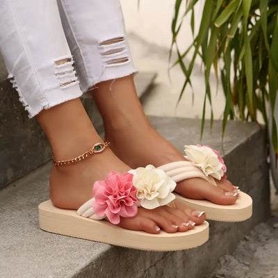 Dolly – Mehrfarbige Plateau-Flip-Flops mit Blumenmuster