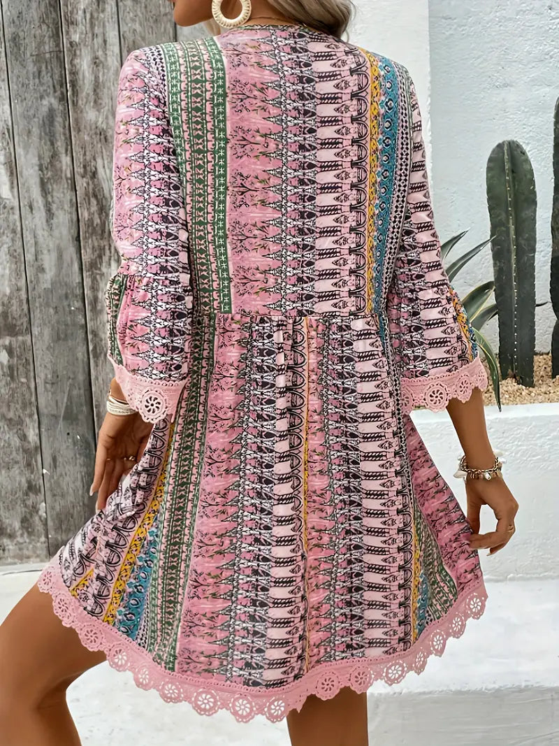 Mindy – Stilvolles Minikleid mit V-Ausschnitt und Boho-Print
