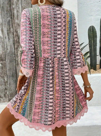 Mindy – Stilvolles Minikleid mit V-Ausschnitt und Boho-Print
