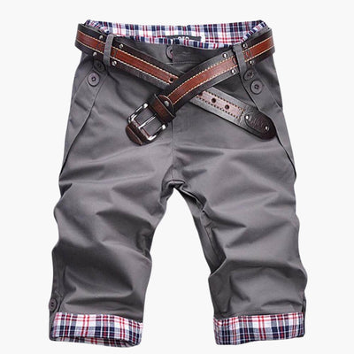 Herren Baumwollshorts mit Gürtel und Karoaufschlägen knielang