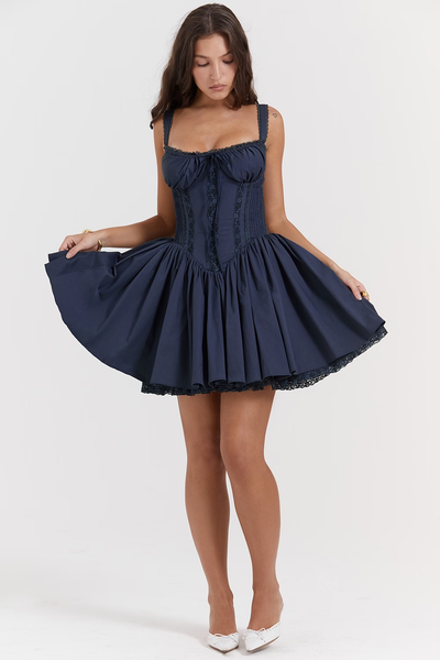 Romantisches Korsett-Minikleid mit Trägern und Rüschendetails