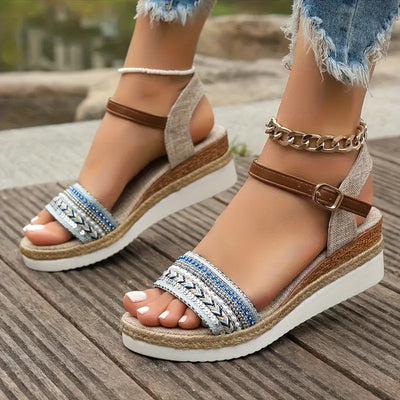 Iscelyn – Boho Plateau-Sandalen mit Knöchelriemen