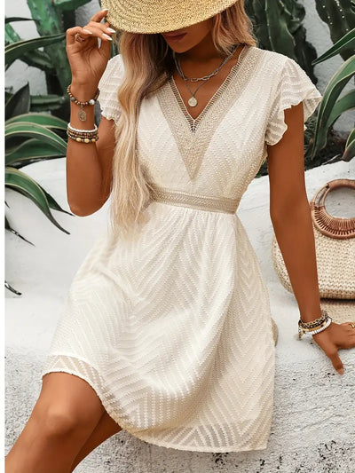 Thalie – Elegantes Kleid mit Chevron-Spitze und Flügelärmeln