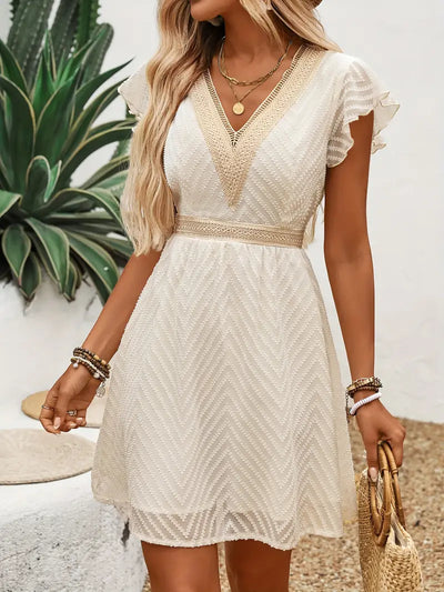 Thalie – Elegantes Kleid mit Chevron-Spitze und Flügelärmeln