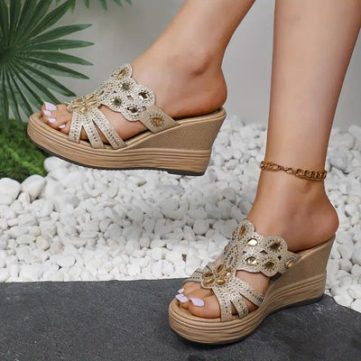LUMARA – STRASS-KEILABSATZSANDALEN MIT KOMFORTSOHLE