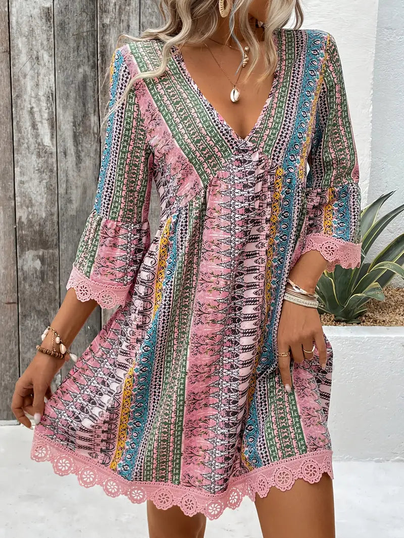 Mindy – Stilvolles Minikleid mit V-Ausschnitt und Boho-Print