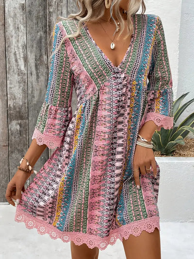Mindy – Stilvolles Minikleid mit V-Ausschnitt und Boho-Print