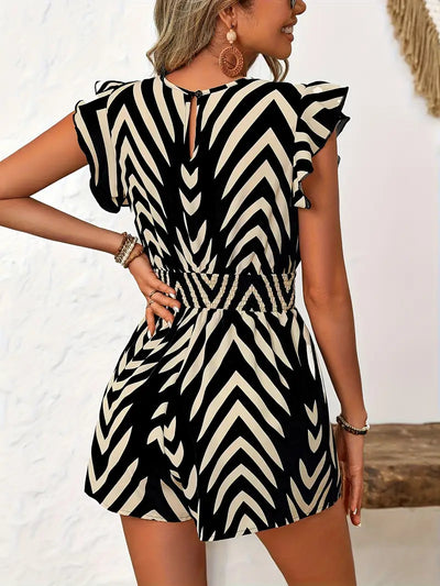 Alona – Schicker Strampler mit Chevron-Muster und Flügelärmeln
