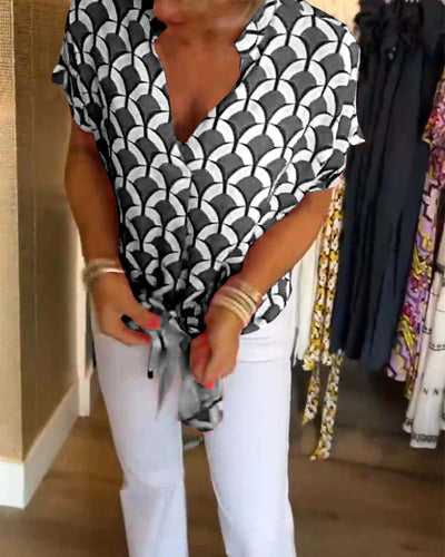 Blanka – bedruckte bluse mit kurzen armeln und v-ausschnitt