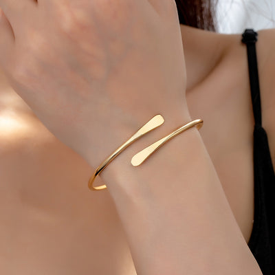 Seidener Bogen Minimalistischer Goldarmreif für lässigen Chic