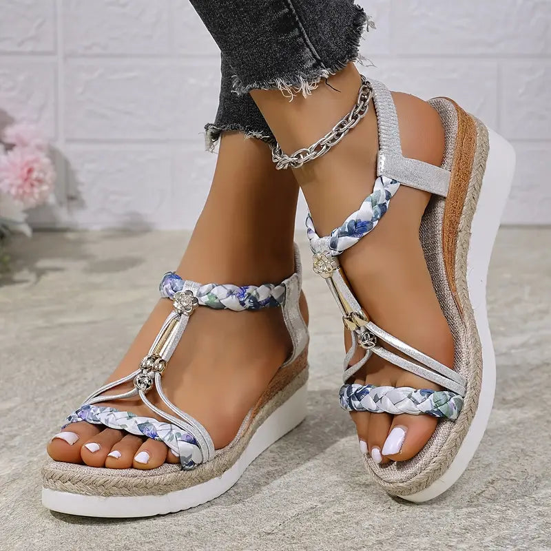 Mirabel – Boho-Plateausandalen mit geflochtenem Anhänger