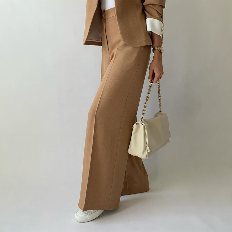 CONFIDENCE SUIT FRAUENPOWER MIT STIL