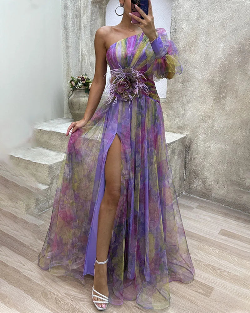 Asymmetrisches Abendkleid – One-Shoulder Maxikleid mit Blumenapplikation & Schlitz