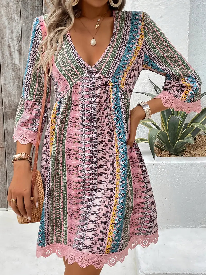 Mindy – Stilvolles Minikleid mit V-Ausschnitt und Boho-Print