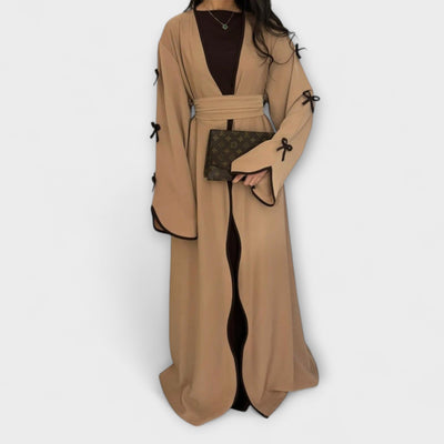 Jasmin - Elegantes Set aus Cardigan und Kleid mit Schleifenakzent