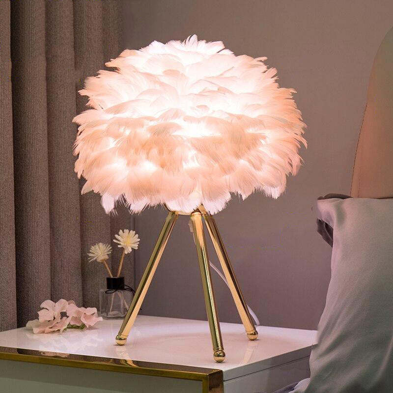 Designer Tischlampe mit Federschirm – Goldenes Stativ & Weiches Stimmungslicht
