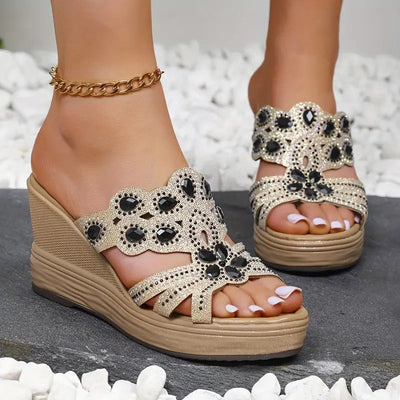 LUMARA – STRASS-KEILABSATZSANDALEN MIT KOMFORTSOHLE