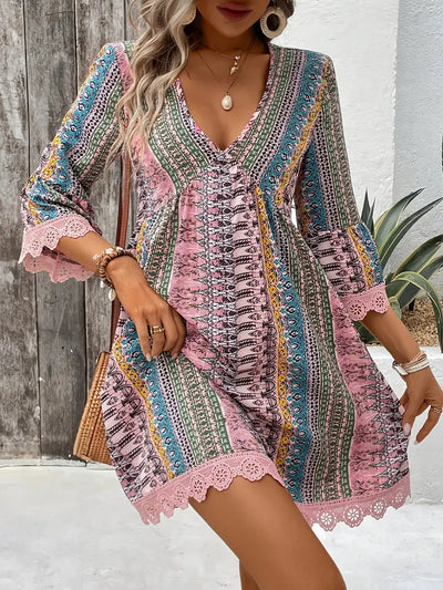Mindy – Stilvolles Minikleid mit V-Ausschnitt und Boho-Print