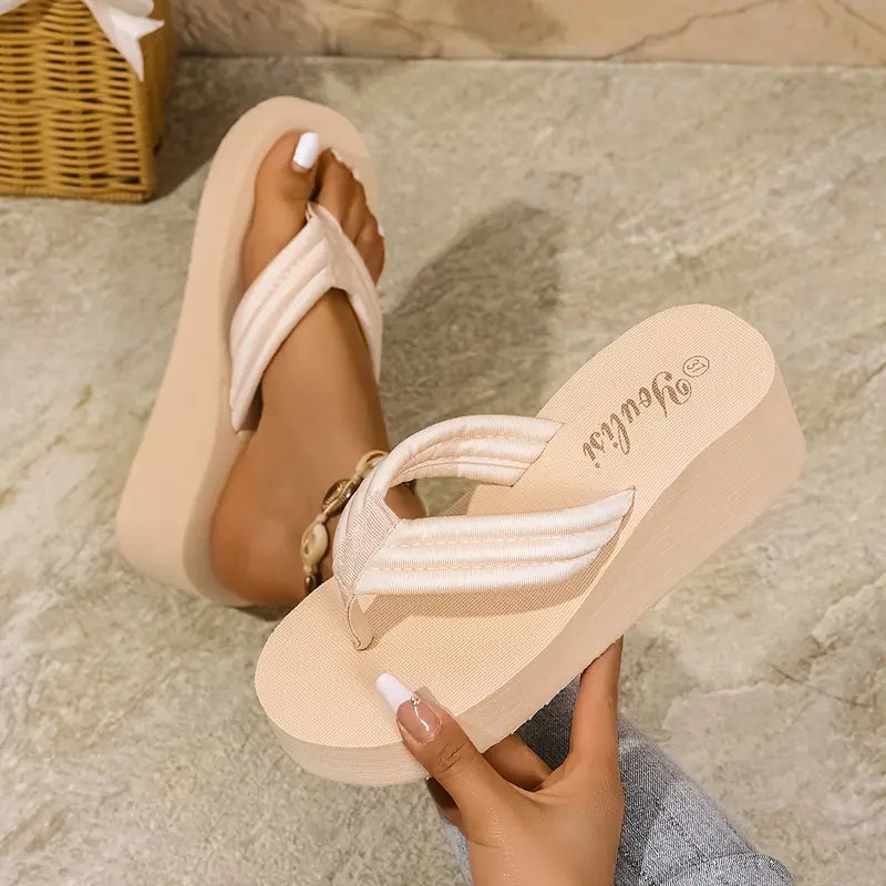Rieda – Strukturierte Plateau-Flip-Flops mit gepolsterten Riemen