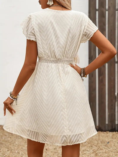 Thalie – Elegantes Kleid mit Chevron-Spitze und Flügelärmeln