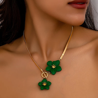 Elegante goldfarbene Halskette mit doppeltem weißen Blumenanhänger