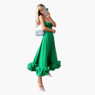 Elegantes fließendes Kleid für Frauen - mit Rüschen am Saum