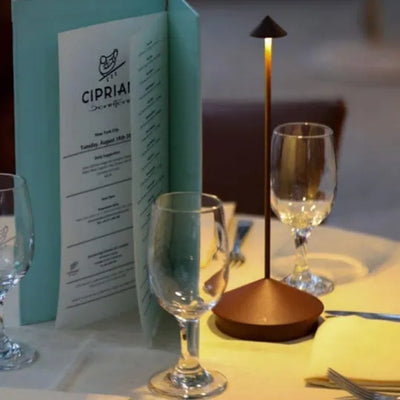 Elegante LED-Tischlampe für Restaurants – Warmweißes Licht, kabellos, dimmbar