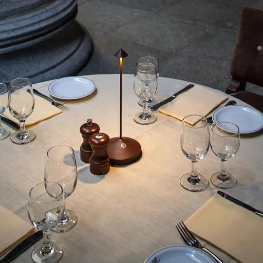 Elegante LED-Tischlampe für Restaurants – Warmweißes Licht, kabellos, dimmbar