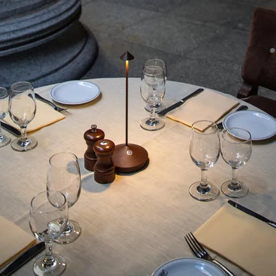 Elegante LED-Tischlampe für Restaurants – Warmweißes Licht, kabellos, dimmbar