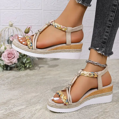 Mirabel – Boho-Plateausandalen mit geflochtenem Anhänger