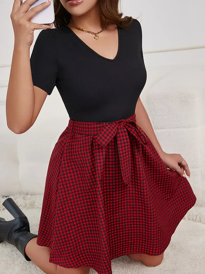 Merlina – Klassisches V-Ausschnitt-Kleid mit Gingham-Rock
