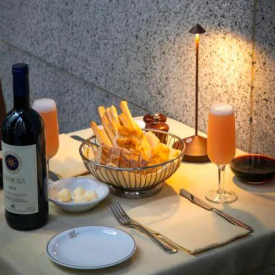 Elegante LED-Tischlampe für Restaurants – Warmweißes Licht, kabellos, dimmbar
